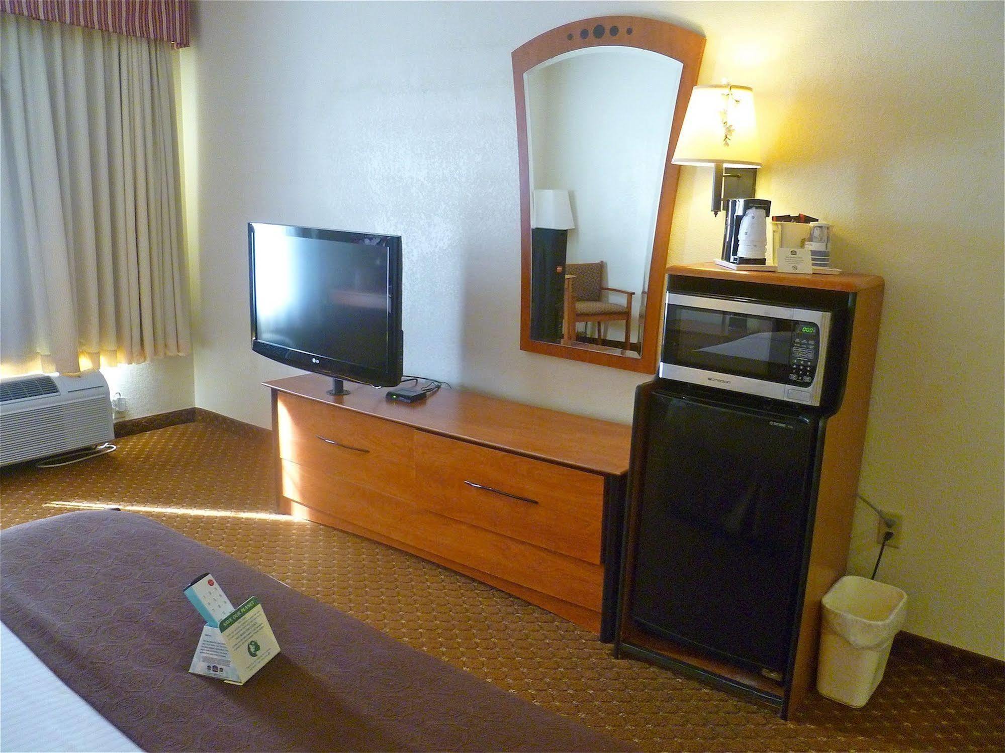 Baymont By Wyndham Hinesville Fort Stewart Area Bagian luar foto