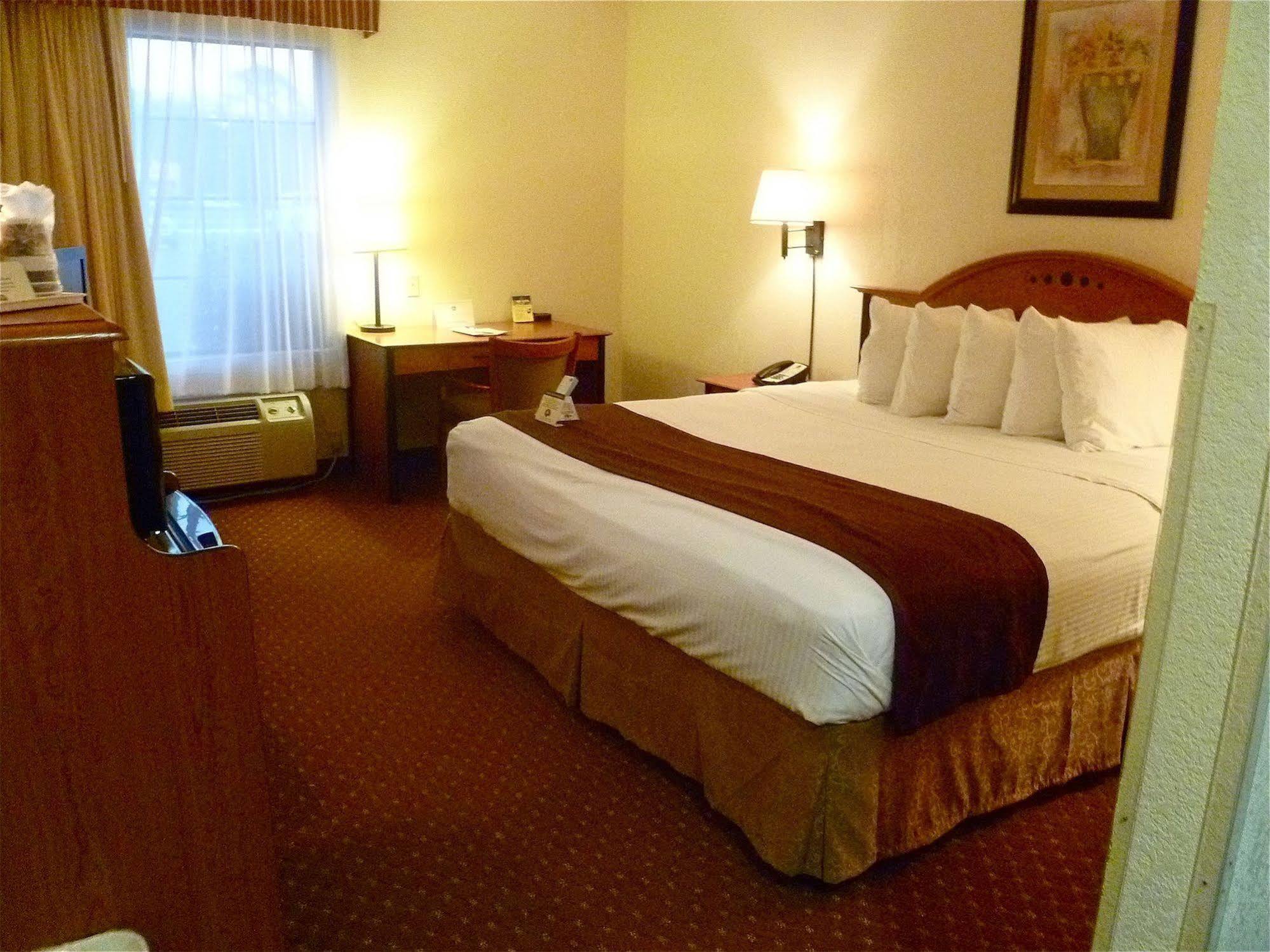 Baymont By Wyndham Hinesville Fort Stewart Area Bagian luar foto
